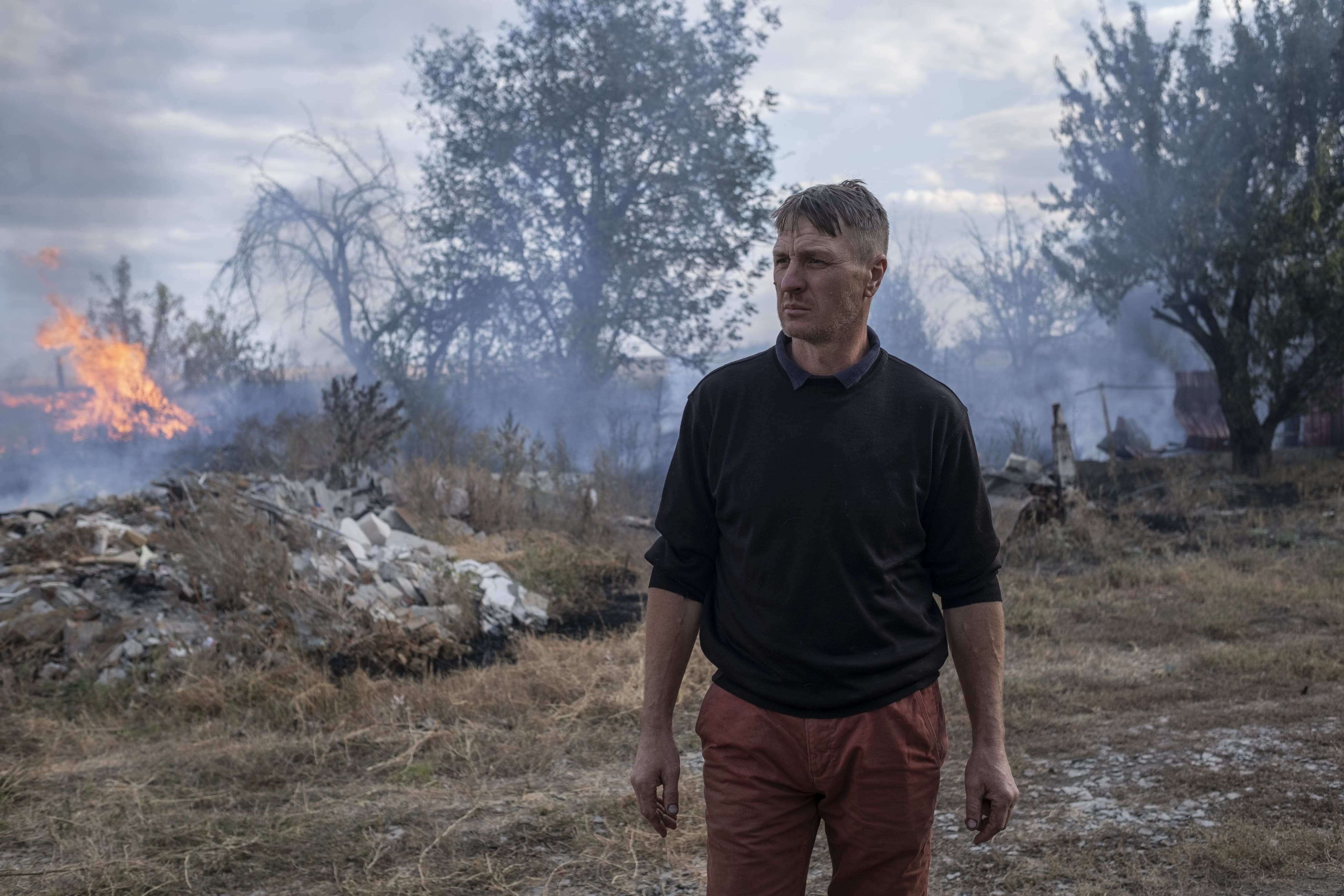 Une roquette a atterri dans un champ de Kamianka, sans faire de victimes. Mais son explosion et celles de mines pétales ont embrasé les alentours. Un ami de Volodymyr l'a appelé pour venir aider à éteindre les flammes en attendant les services d'urgence, le 2 octobre 2025.