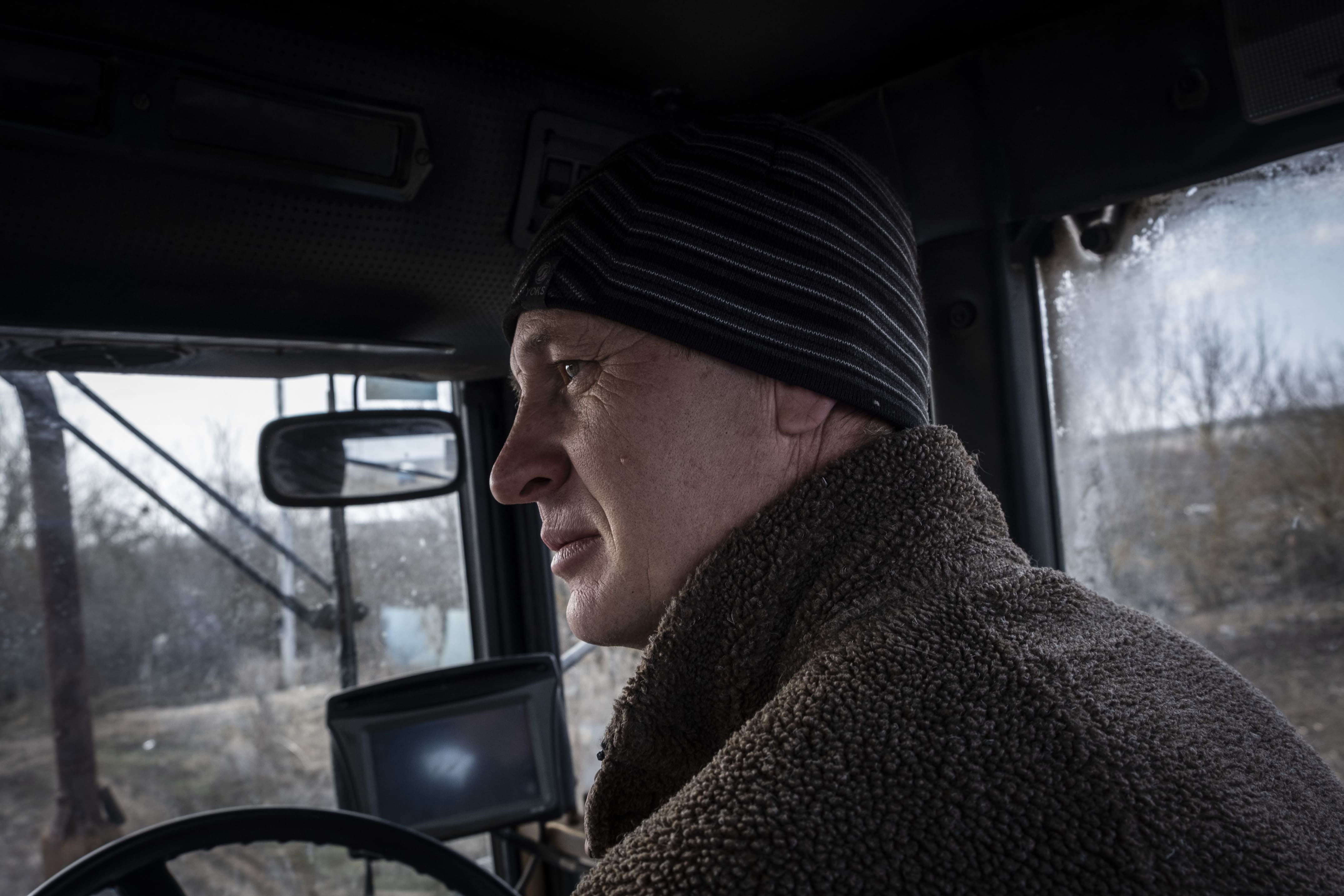 Volodymyr est parti voir l'état de son champ après que la neige a totalement fondu, le 16 mars 2026.