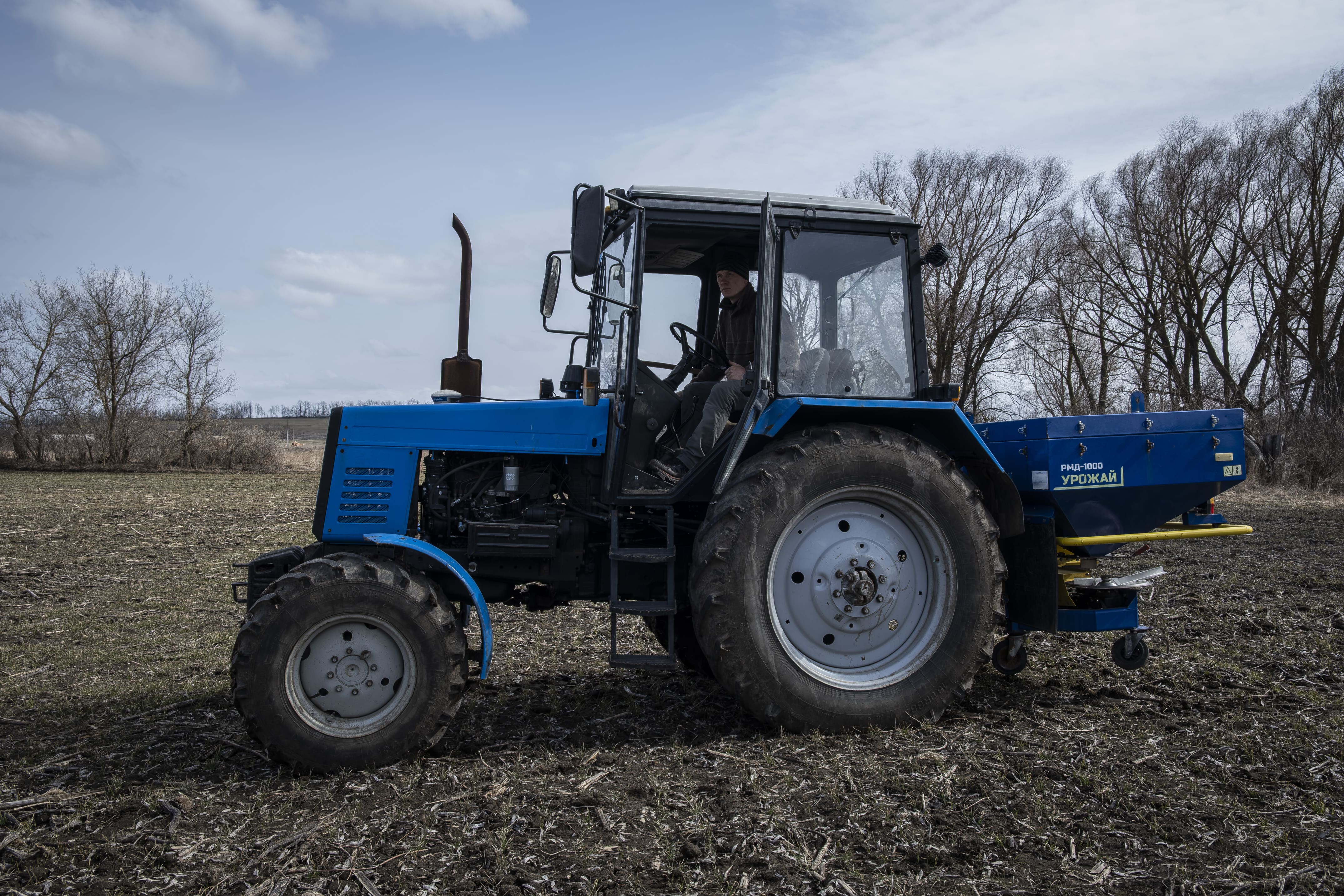 Volodymyr se trouve dans l’un de ses champs déminés, à bord d’un tracteur qu’il a dû acheter à son retour après l’occupation de son village. Tout son matériel agricole avait été soit détruit, soit volé par les troupes russes, le 16 mars 2026.