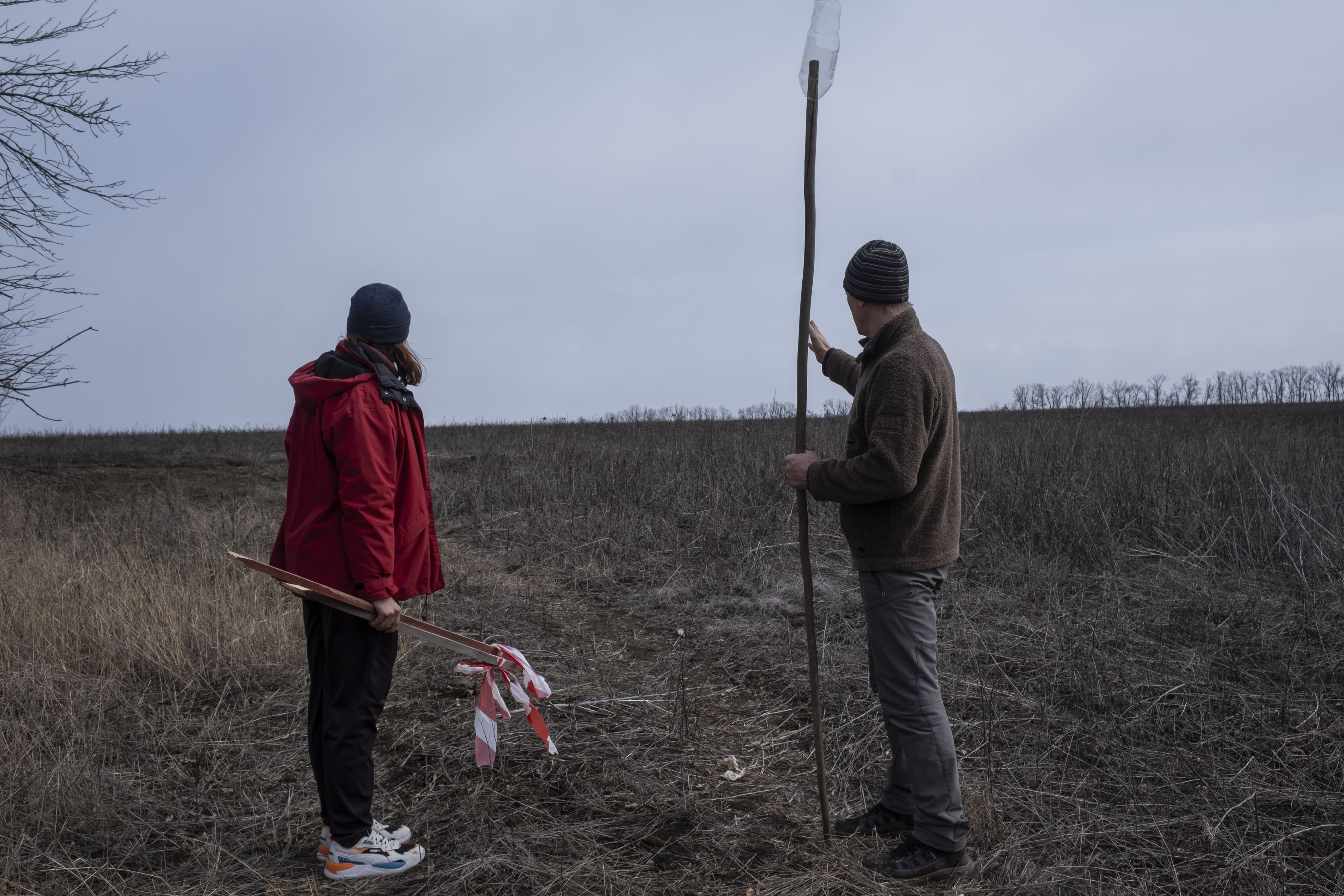 Volodymyr et Liudmila sont dans un champ encore contaminé, qu’ils comptent déminer puis exploiter cette année, le 16 mars 2026. Kamianka se trouve désormais trop près du front pour que les organisations de déminage puissent y travailler. Enregistrant de trop grandes pertes financières, Volodymyr a décidé de décontaminer ses champs lui-même.