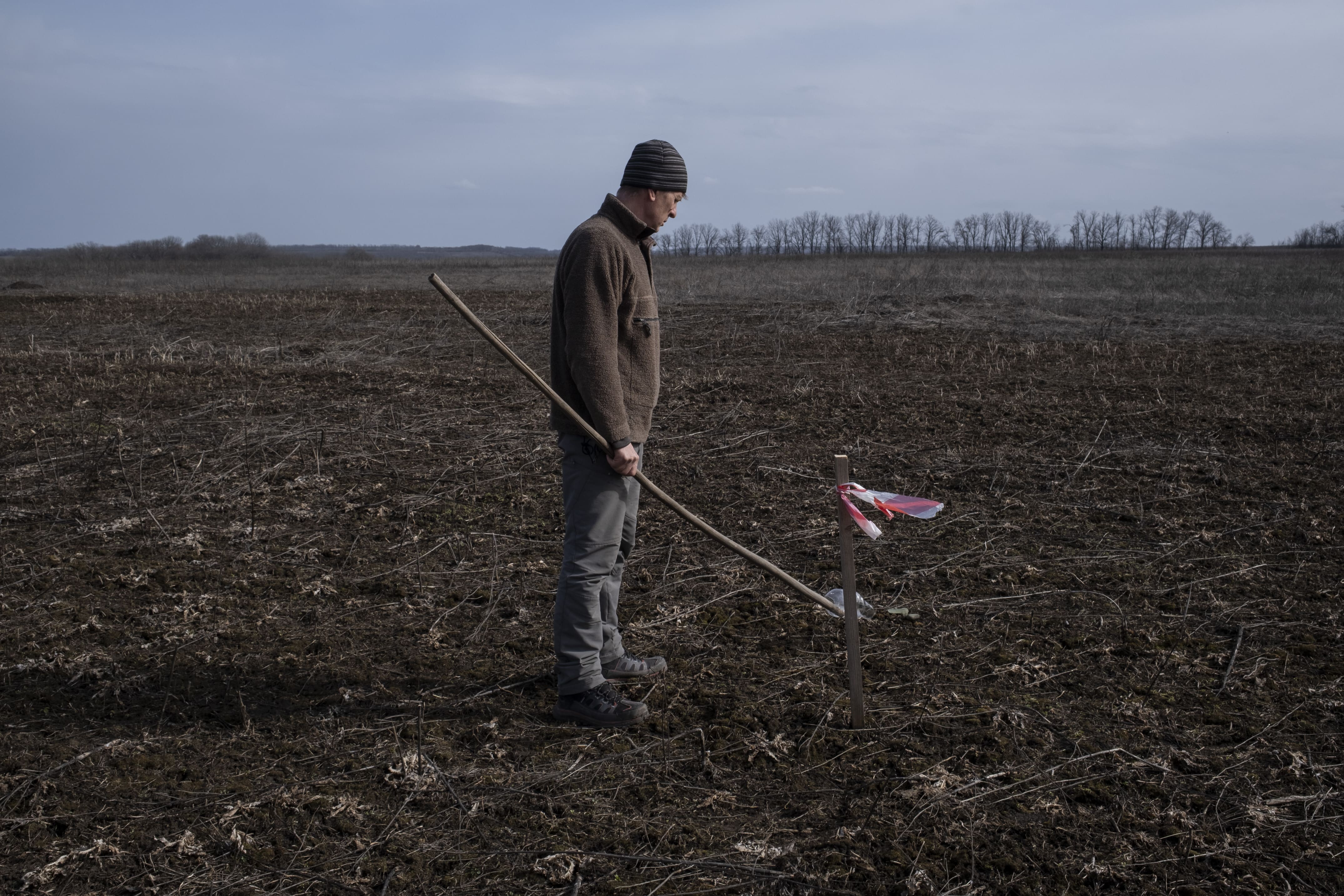 Volodymyr a trouvé deux mines pétales dans un de ses champs, le 16 mars 2026. 