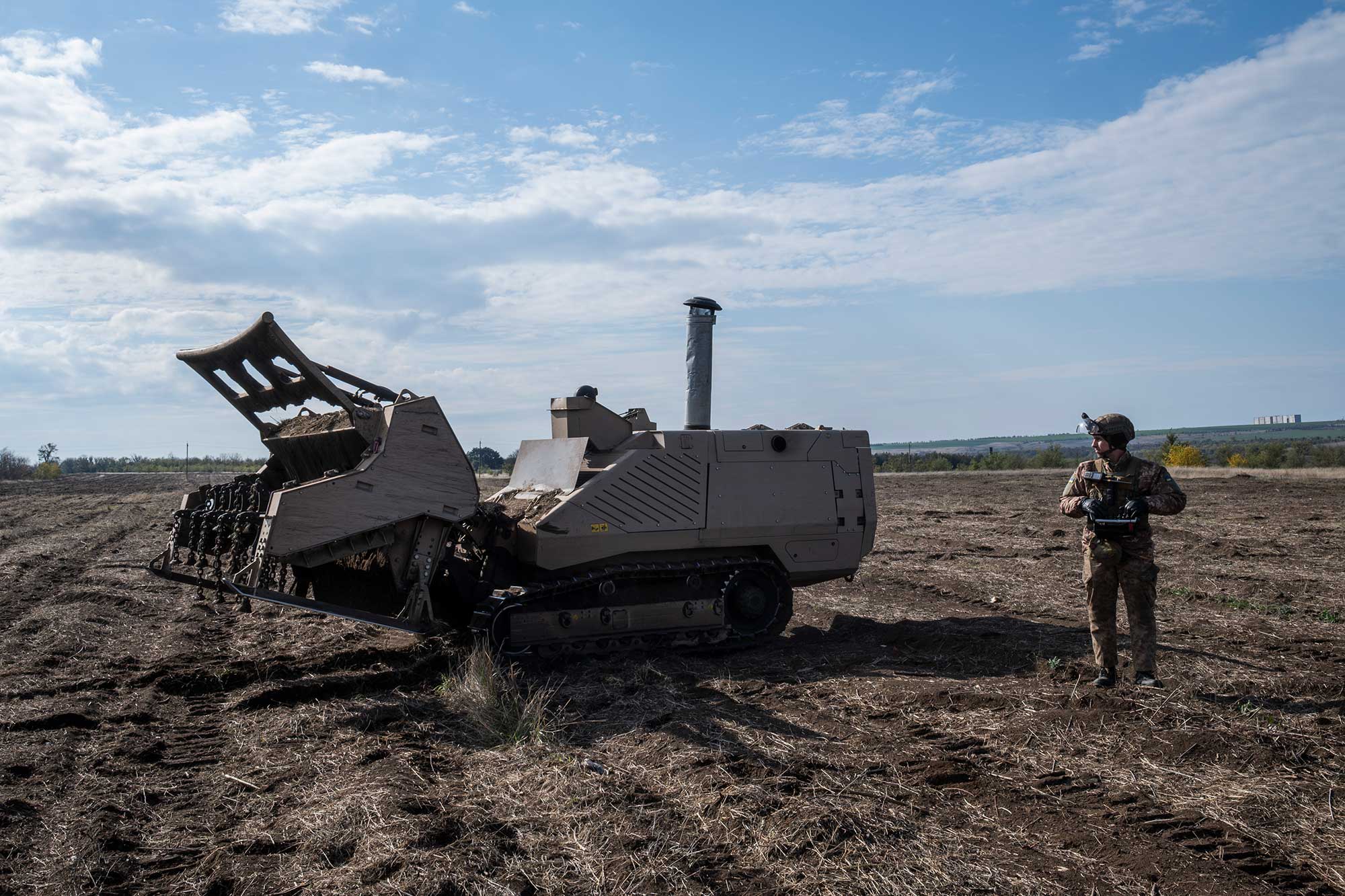 Déminage mécanique du bataillon du génie de la 808e brigade dans la région de Kherson, le 22 octobre 2025.