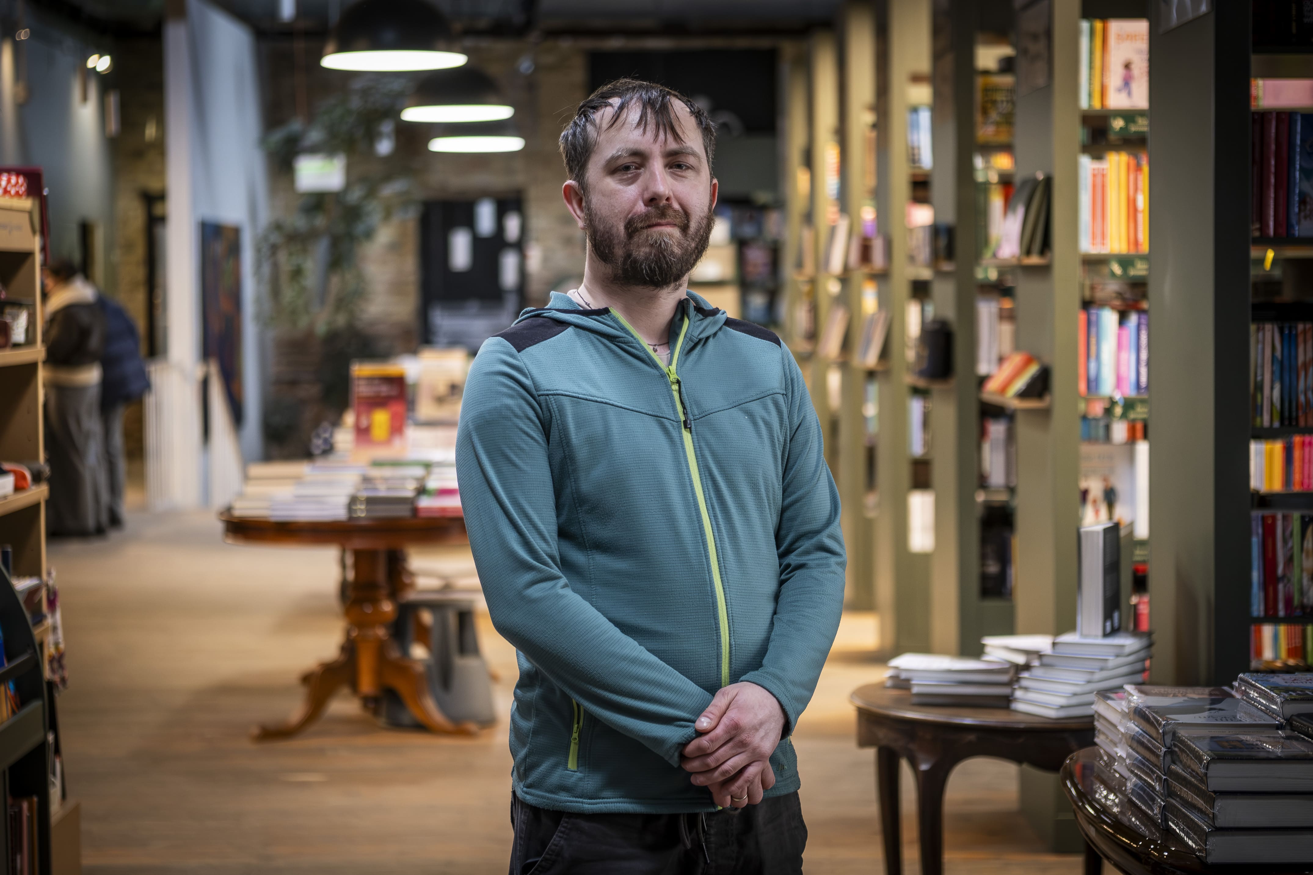Oleksiy Vasiliuk, zoologiste membre du groupe de travail sur les conséquences environnementales de la guerre en Ukraine (UWEC), pose dans une bibliothèque de Kiev, le 22 février 2026.