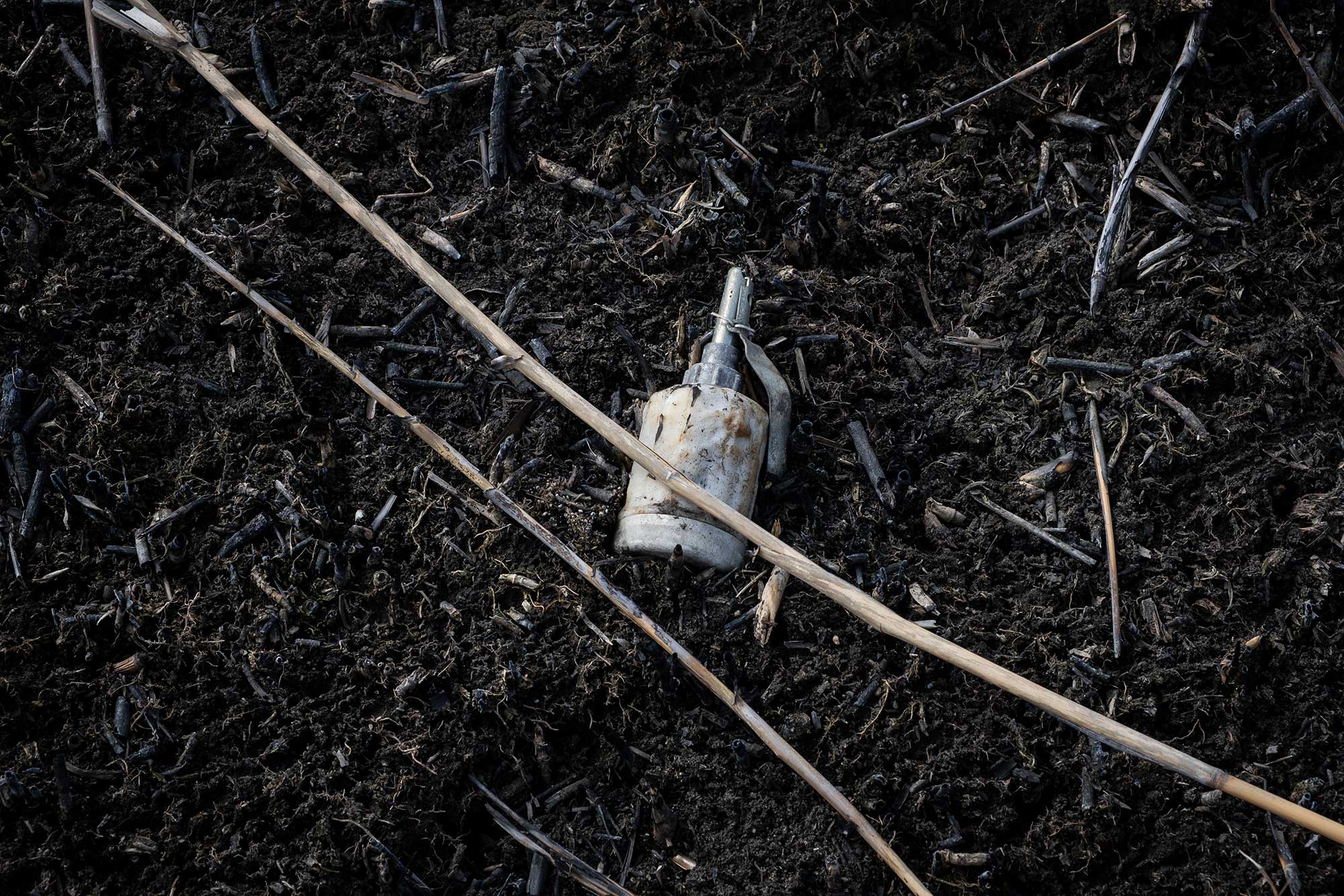 Grenade K-51 découverte dans un des champs de Kamianka, le 16 mars 2026. Les grenades K-51 peuvent contenir de la chloropicrine, un produit chimique qui se présente sous la forme d’un liquide huileux incolore ou jaune pâle et qui provoque une grave inflammation des yeux, de la gorge, du nez et des voies respiratoires. L’utilisation de ce produit chimique est interdite par la Convention de Genève.