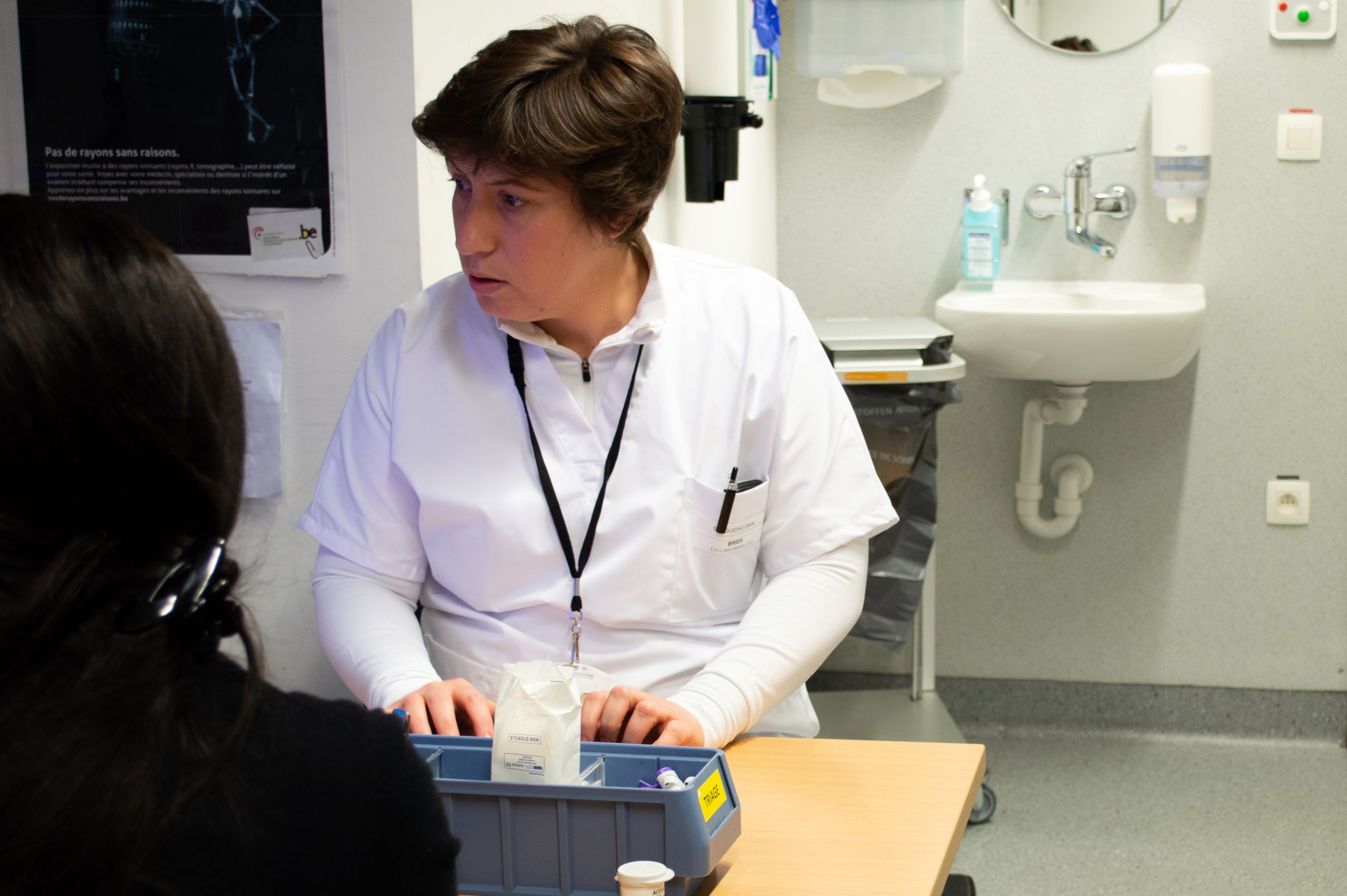 L'infirmière en charge du tri des patients procède à l'anamnèse.
