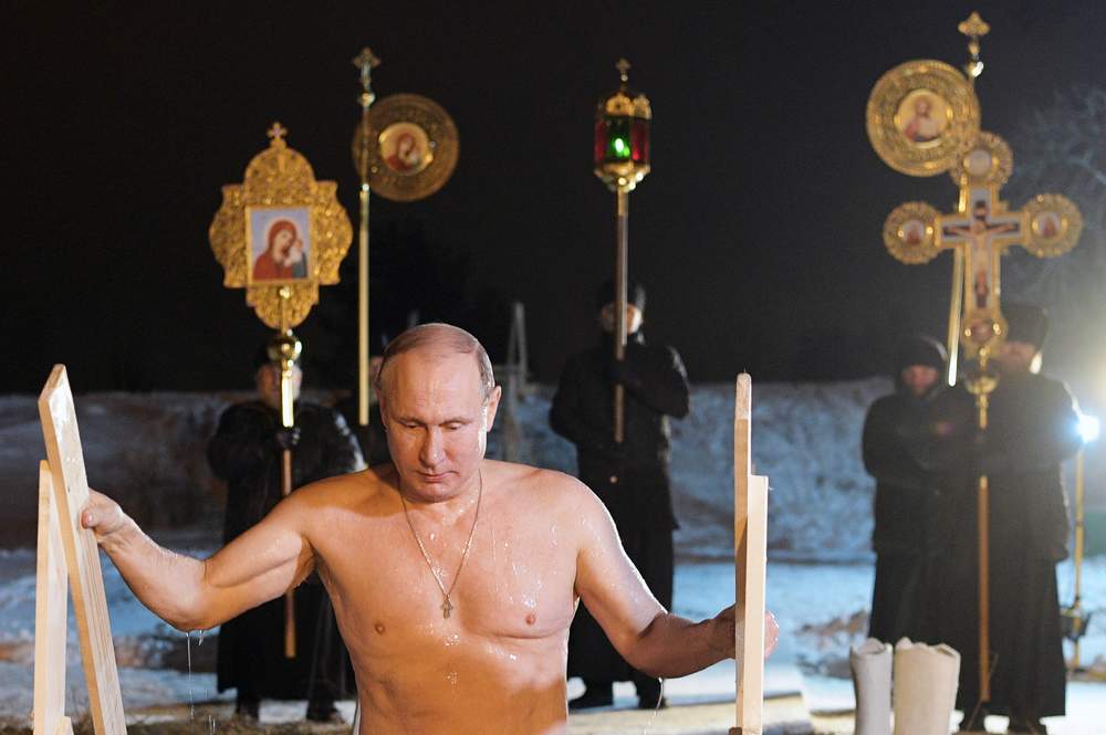 Vladimir Poutine s'est aventuré dans l'eau glacée du lac Seliger pour célébrer l'Epiphanie.&amp;nbsp; © Alexei Druzhinin \/ Reporters \/ Abaca.&amp;nbsp; &amp;nbsp;