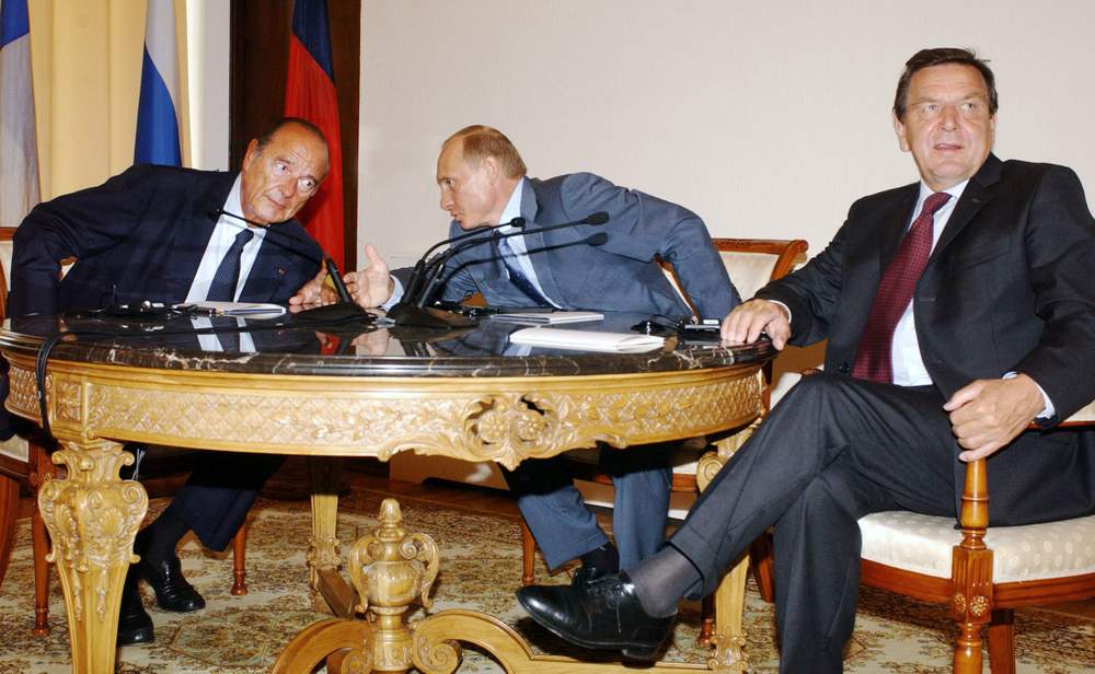 Jacques Chirac, Vladimir Poutine et Gerhard Schröder lors d'un sommet tripartite à Sotchi le 31 août 2004. © Vladimir Rodionov \/ AFP&amp;nbsp;&amp;nbsp;