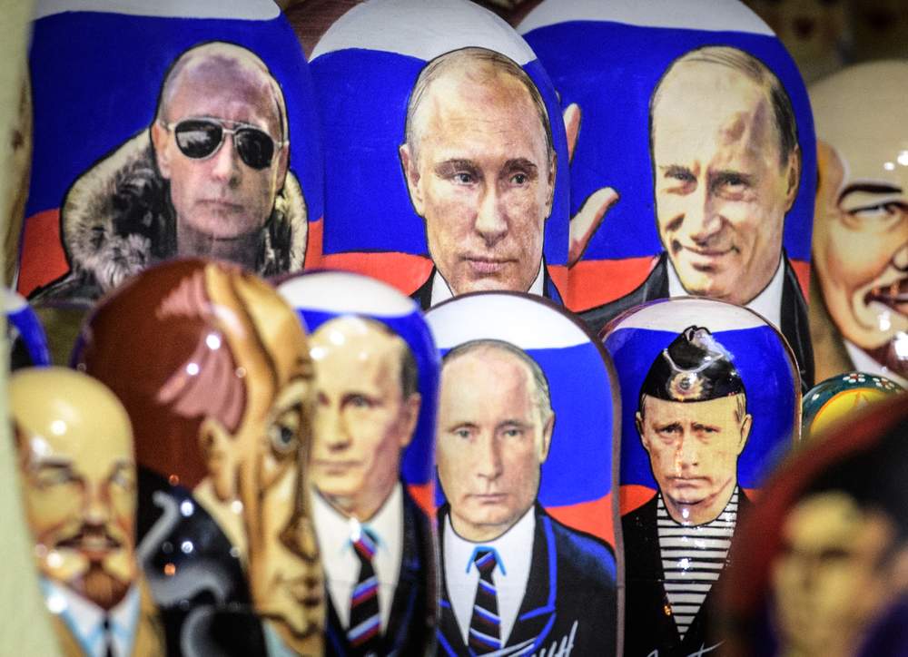 Des "matryoshka" à l'effigie du président, dans un magasin près de la place Rouge. (© Yuri Kadobnov \/ AFP)&amp;nbsp; &amp;nbsp;