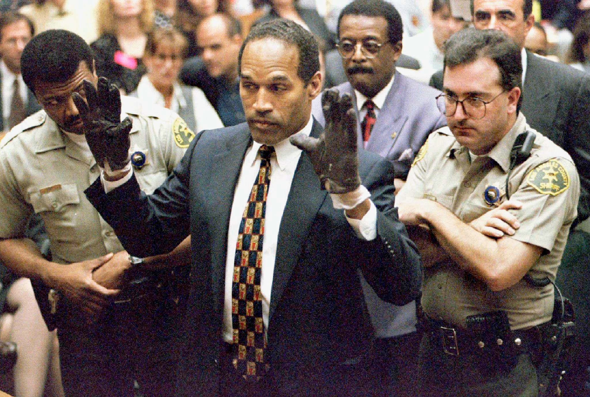 O.J. Simpson face au jury lors de son procès, le 15 juin 1995.